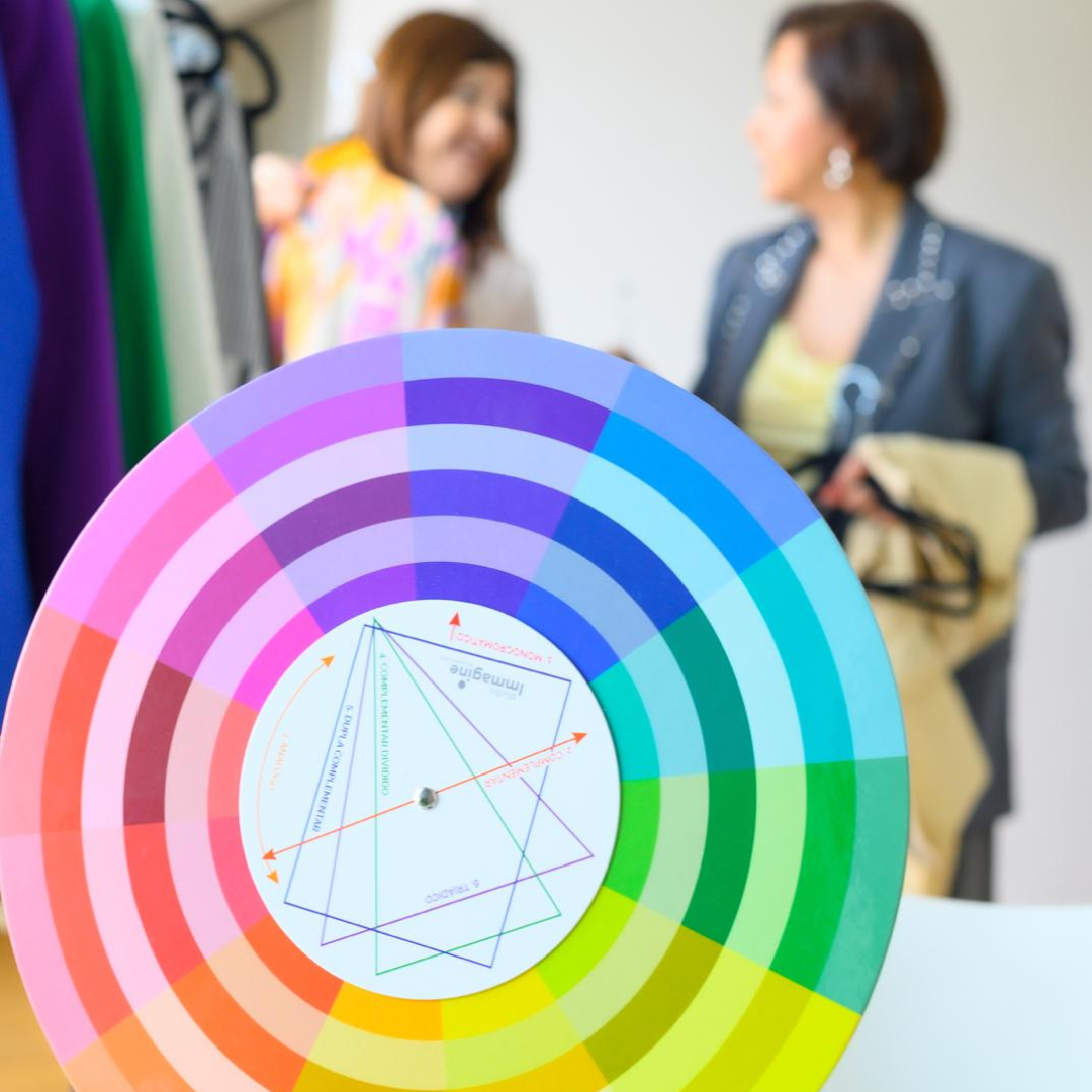 Explora el círculo cromático ¡Descubre cómo combinar colores con estilo!